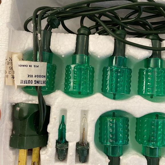 Vintage Christmas miniature string lights with green plastic light reflectors - Picture 6 of 6